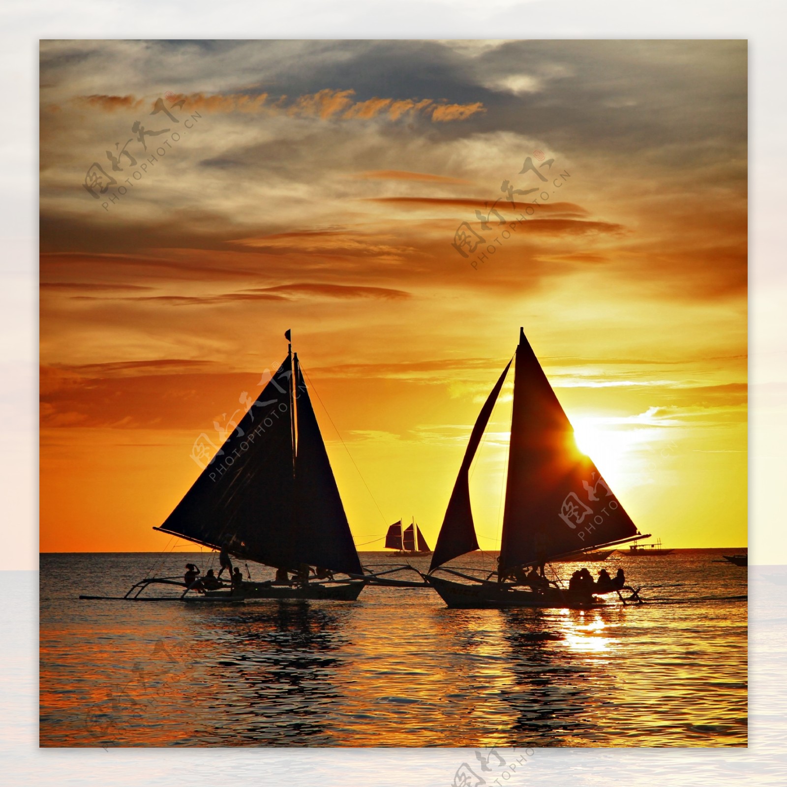 落日海面的帆船图片