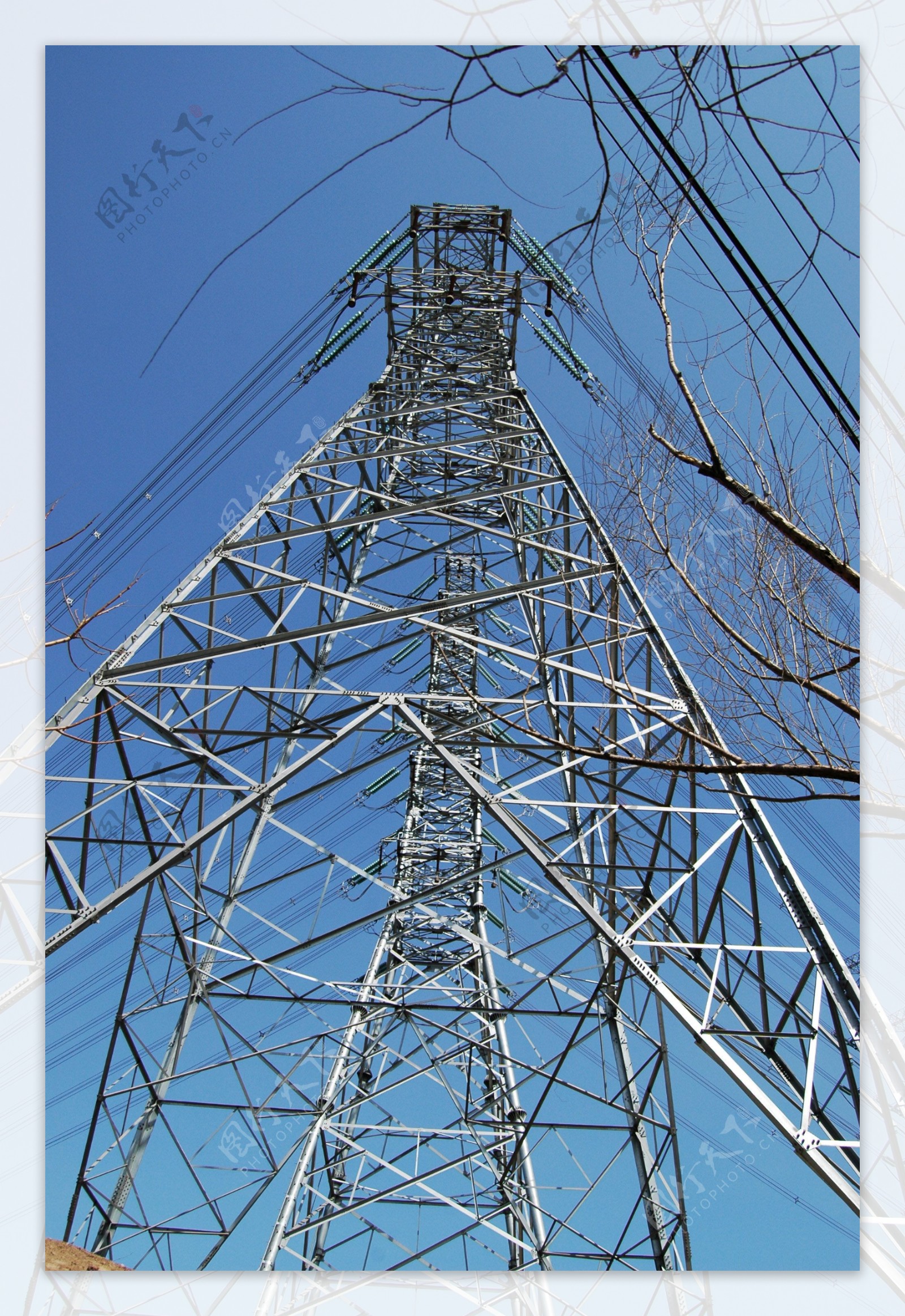 高压输电线路的电线塔图片