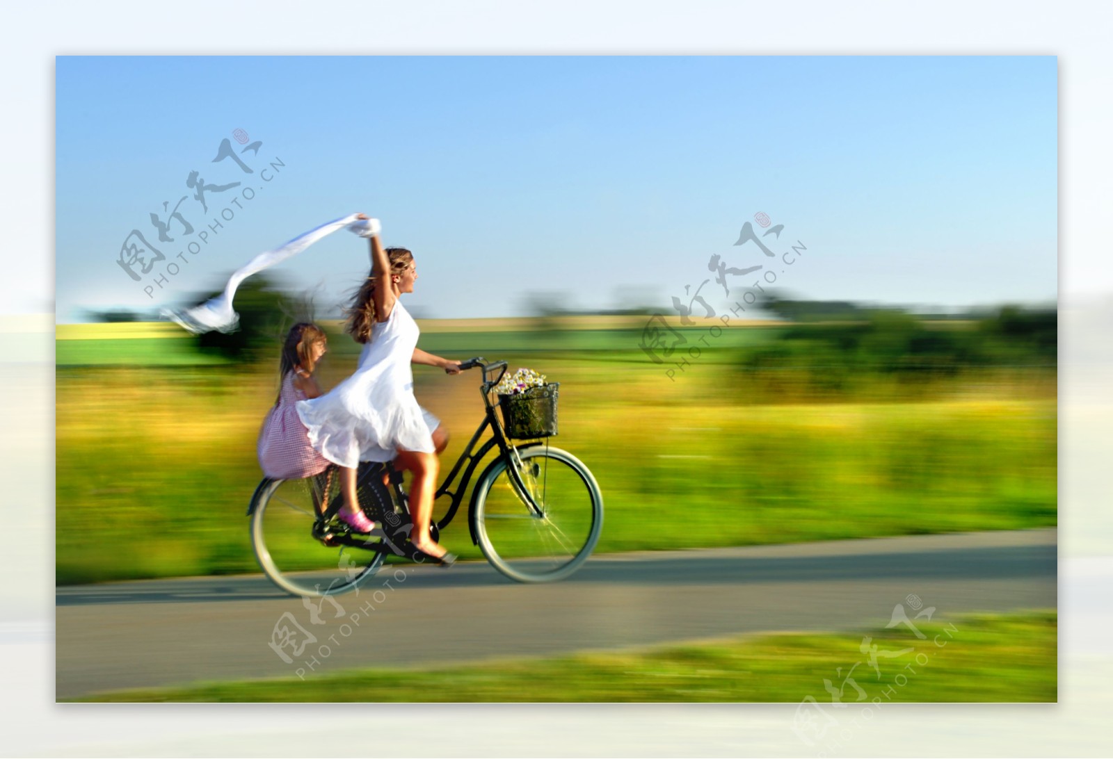 骑自行车的母女图片