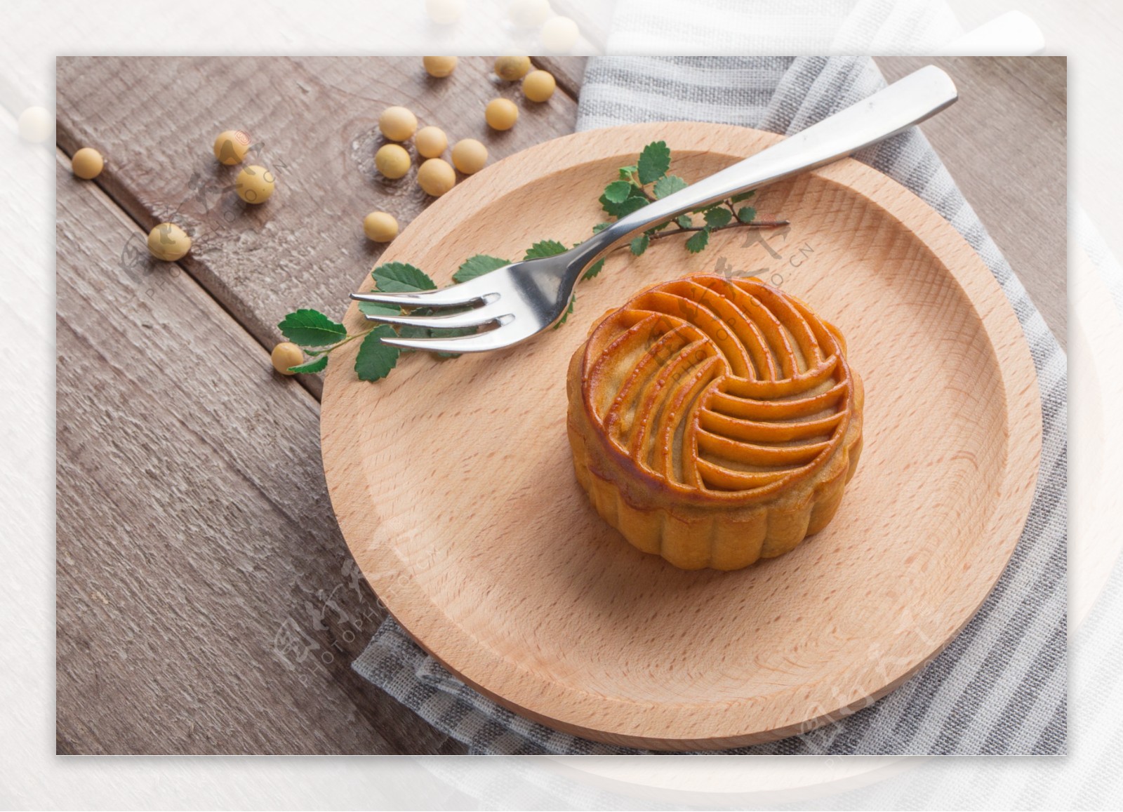 中秋传统美食月饼摆拍木板背景