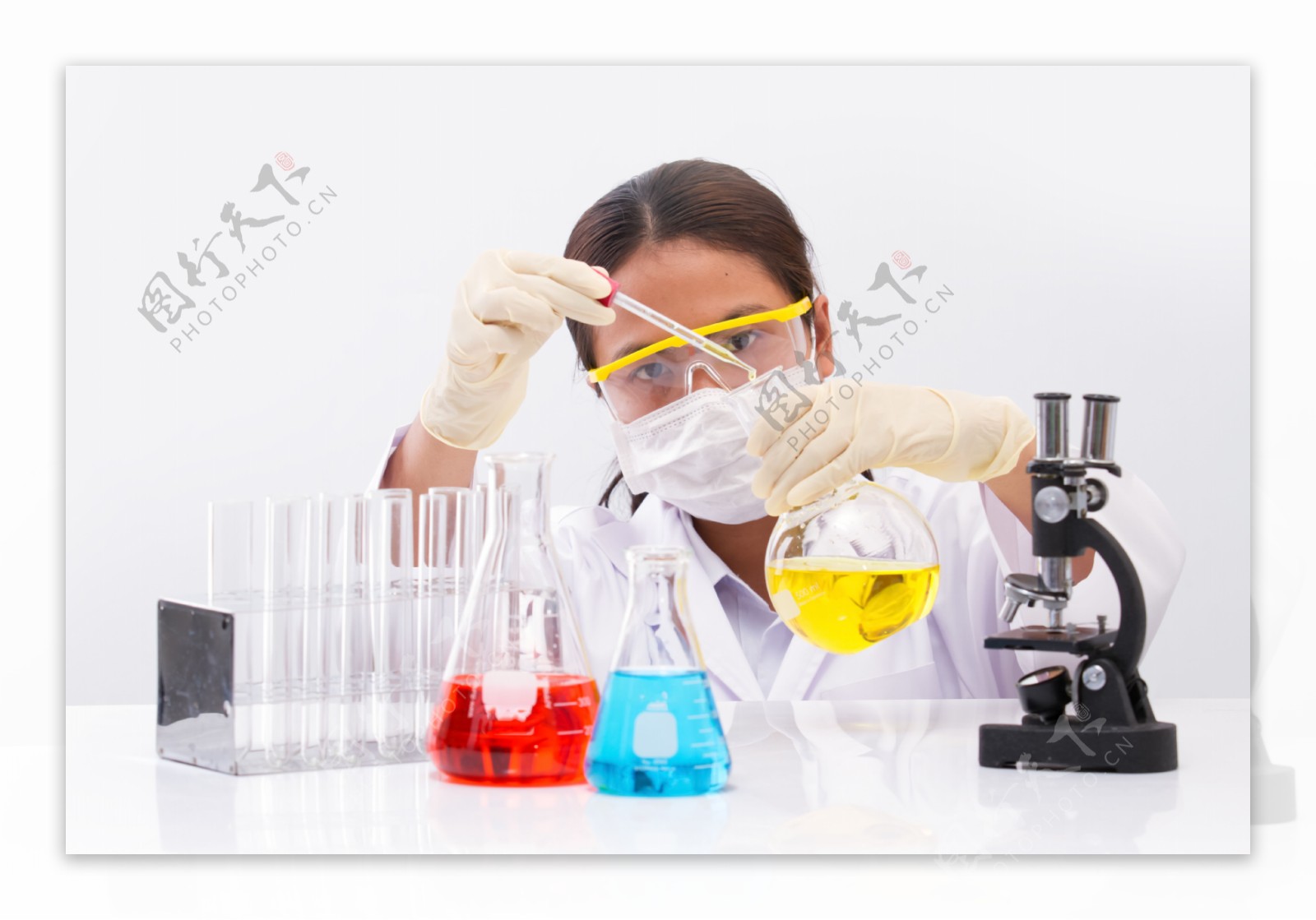 做化学试验的女科学家图片
