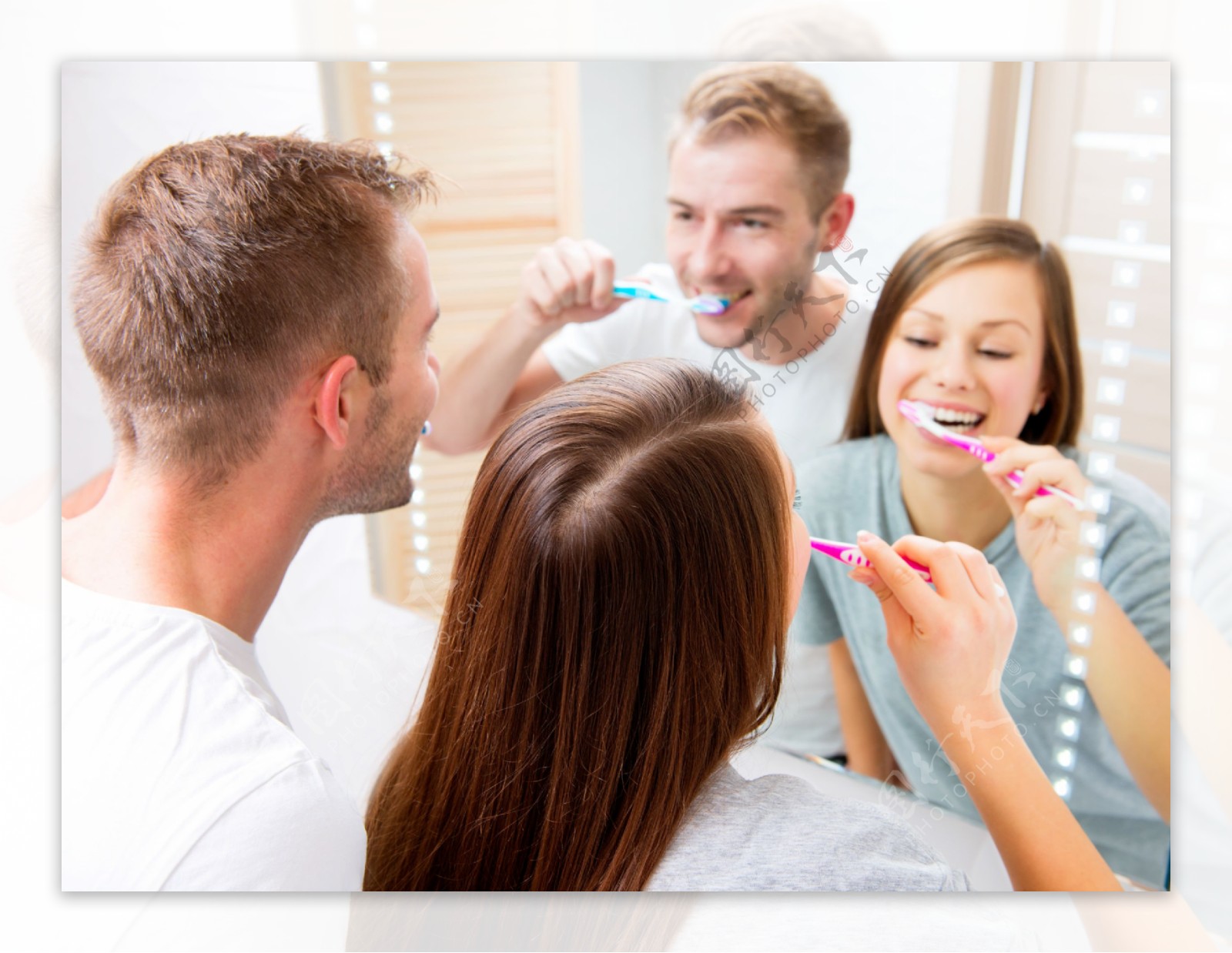 刷牙的情侣图片
