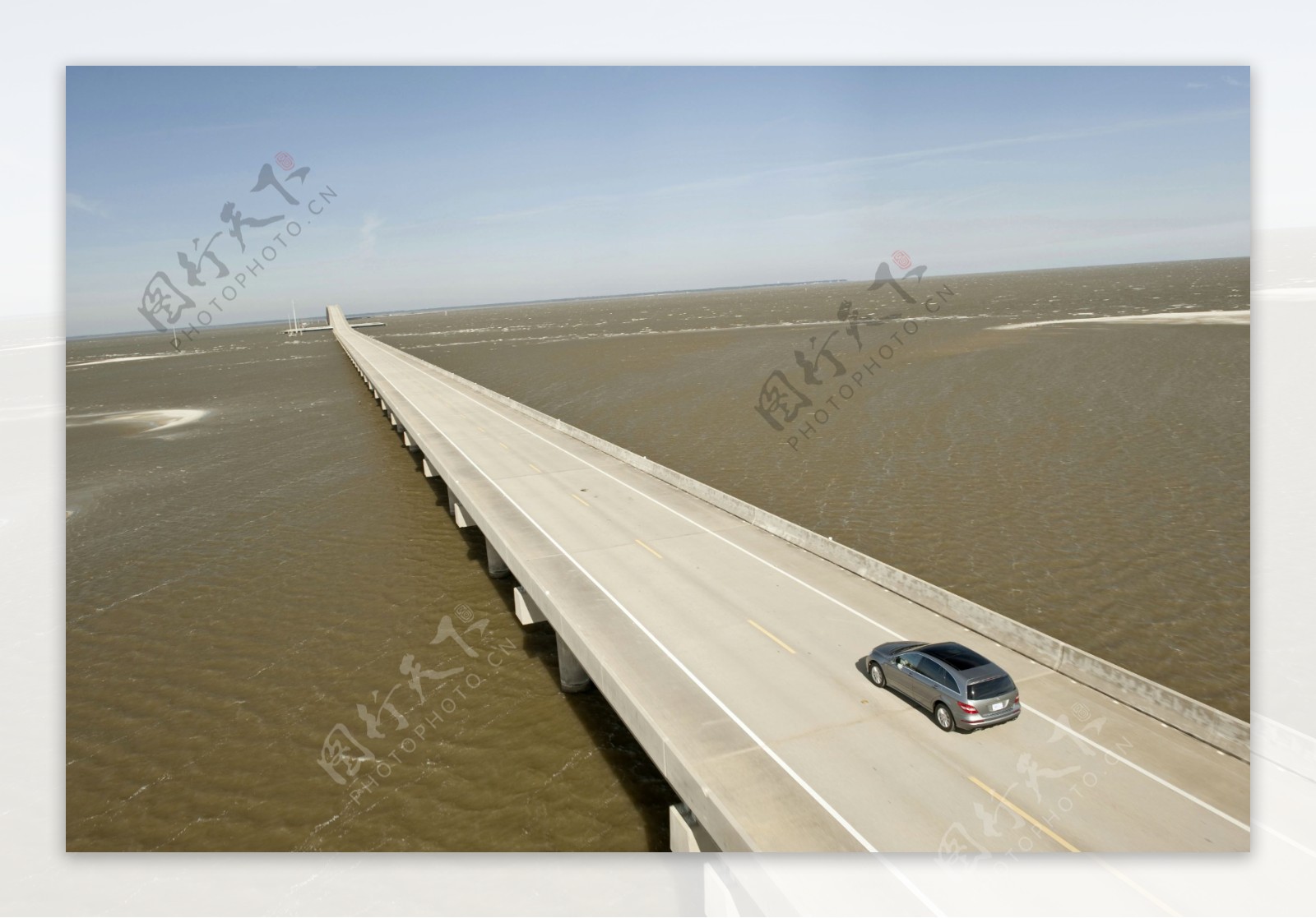 大桥上的汽车图片