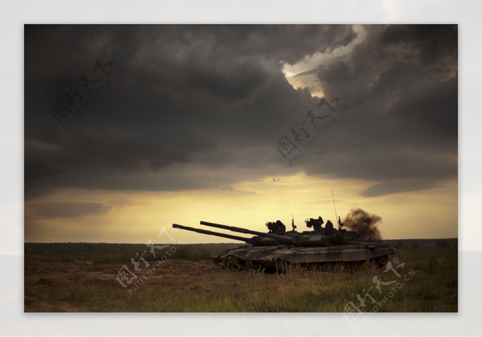 草原上的坦克图片