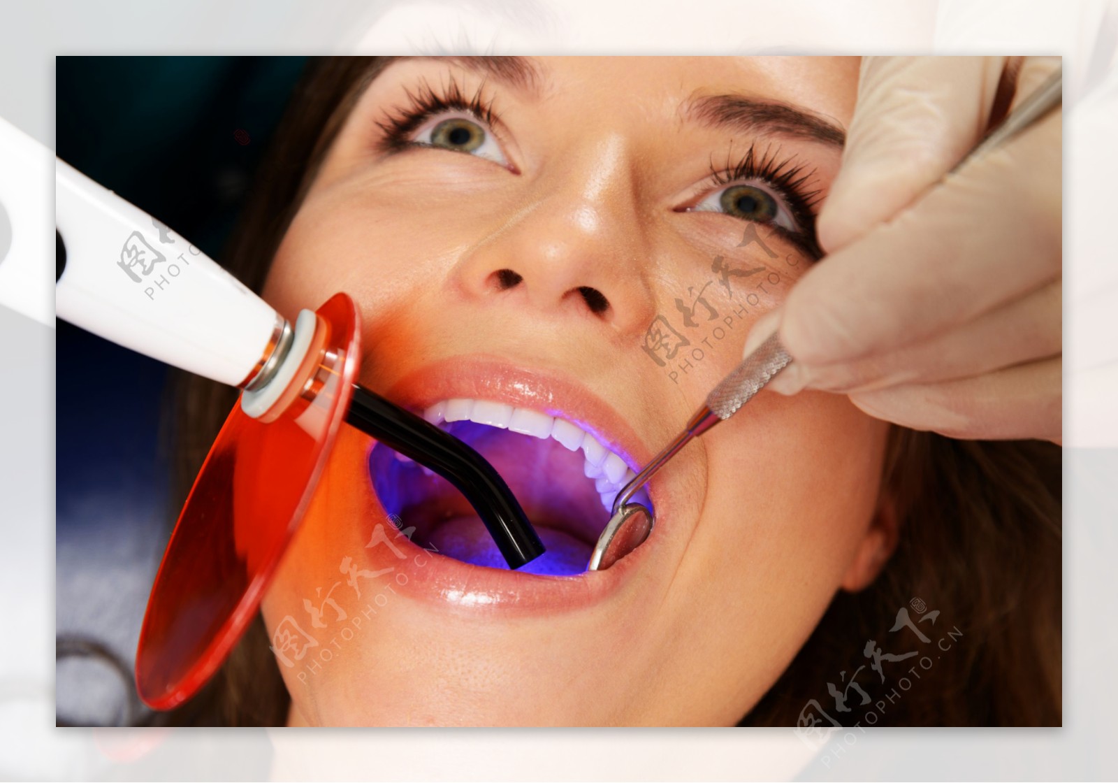 治疗牙齿的女人图片