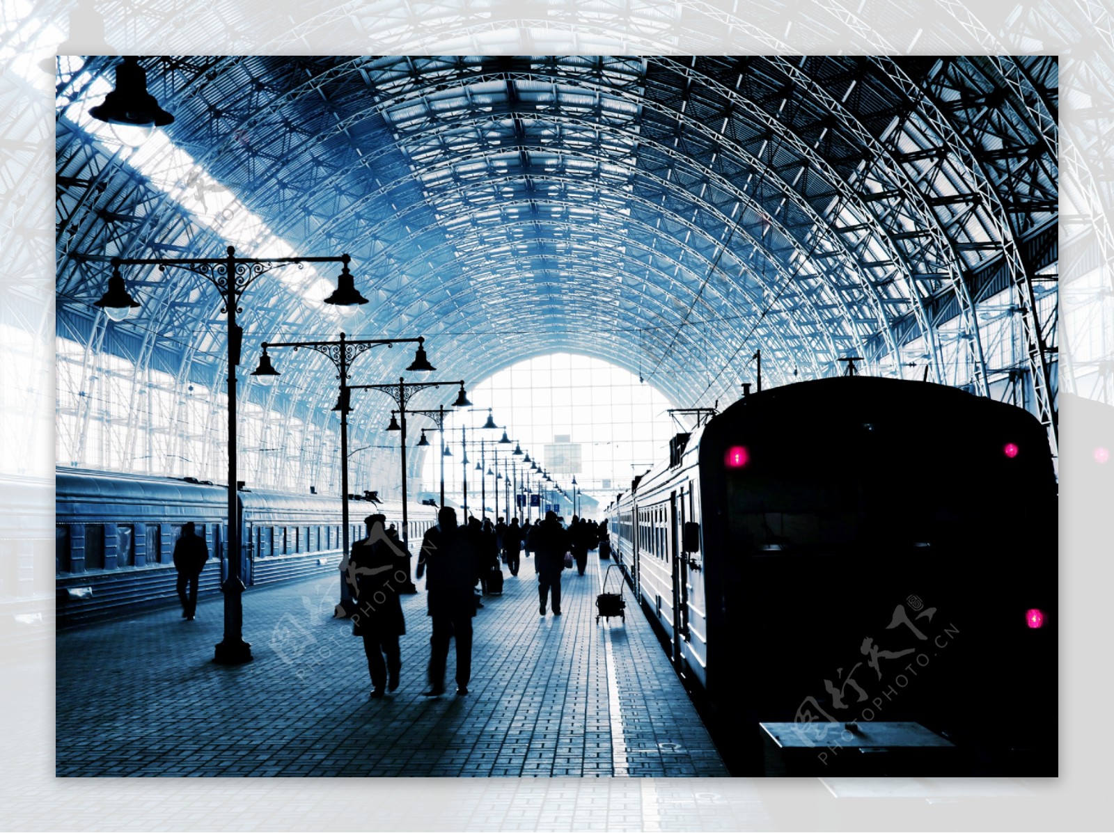 站台旁的旅客与火车图片