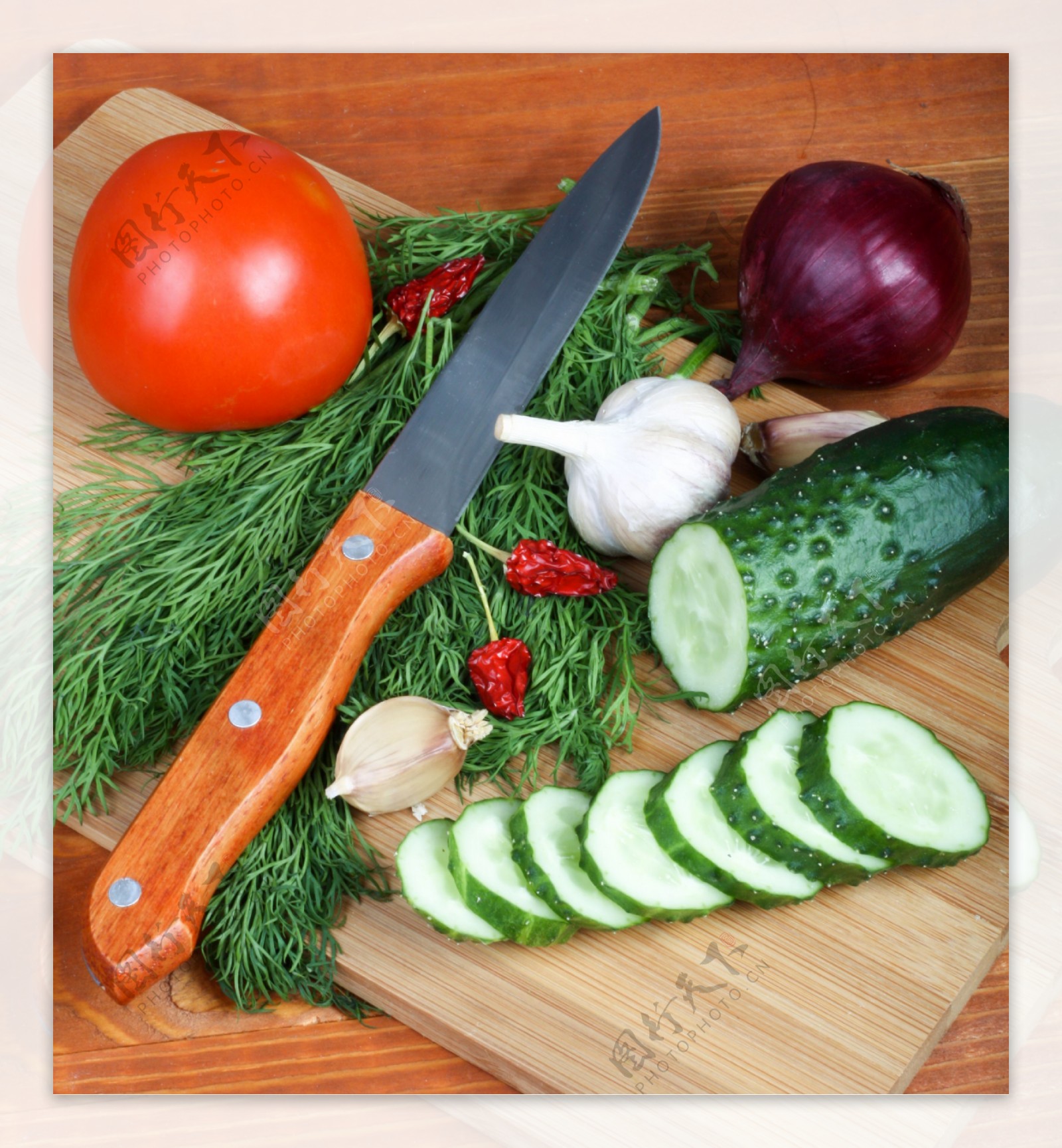菜刀菜板与新鲜蔬菜