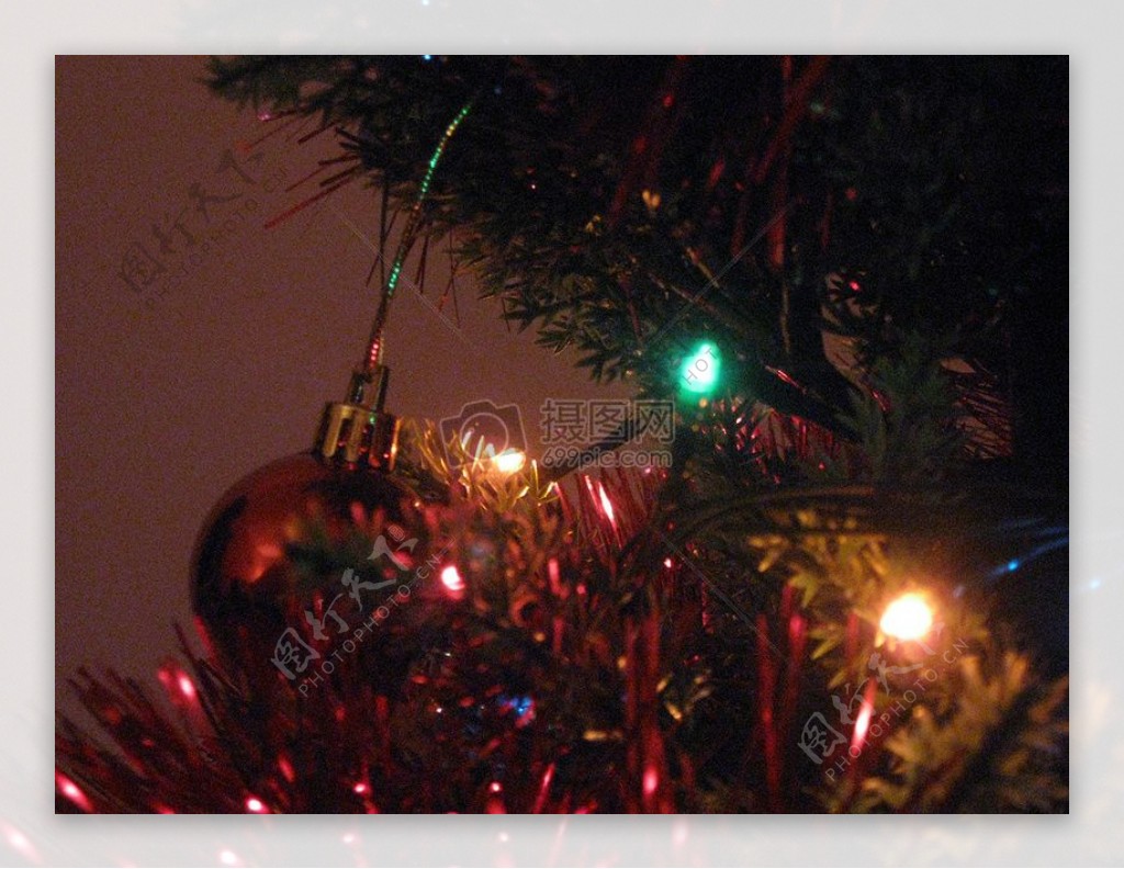 圣诞树上的灯光