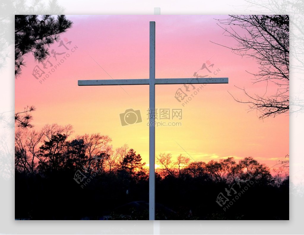 夕阳下的十字架