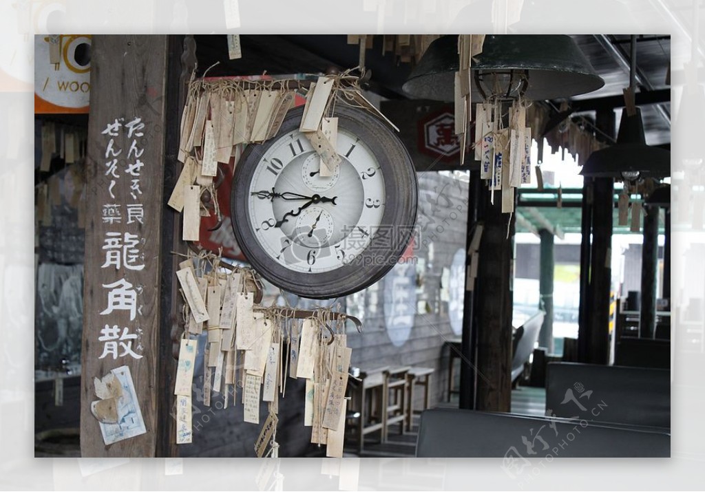 古老的木头钟表