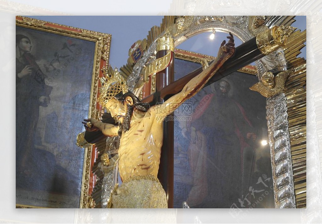 十字架上的耶稣雕塑