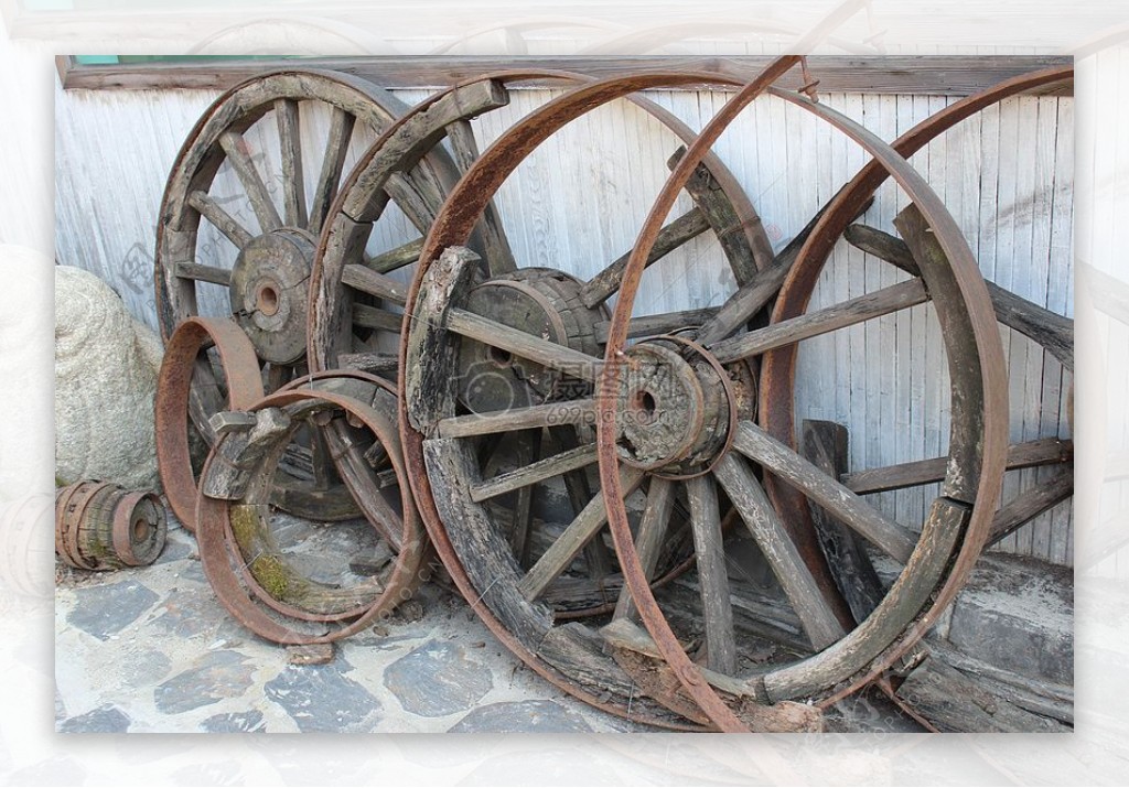 破旧的马车轮子
