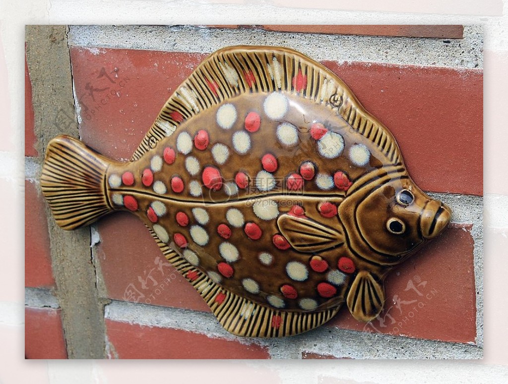 墙壁上的鱼形雕塑