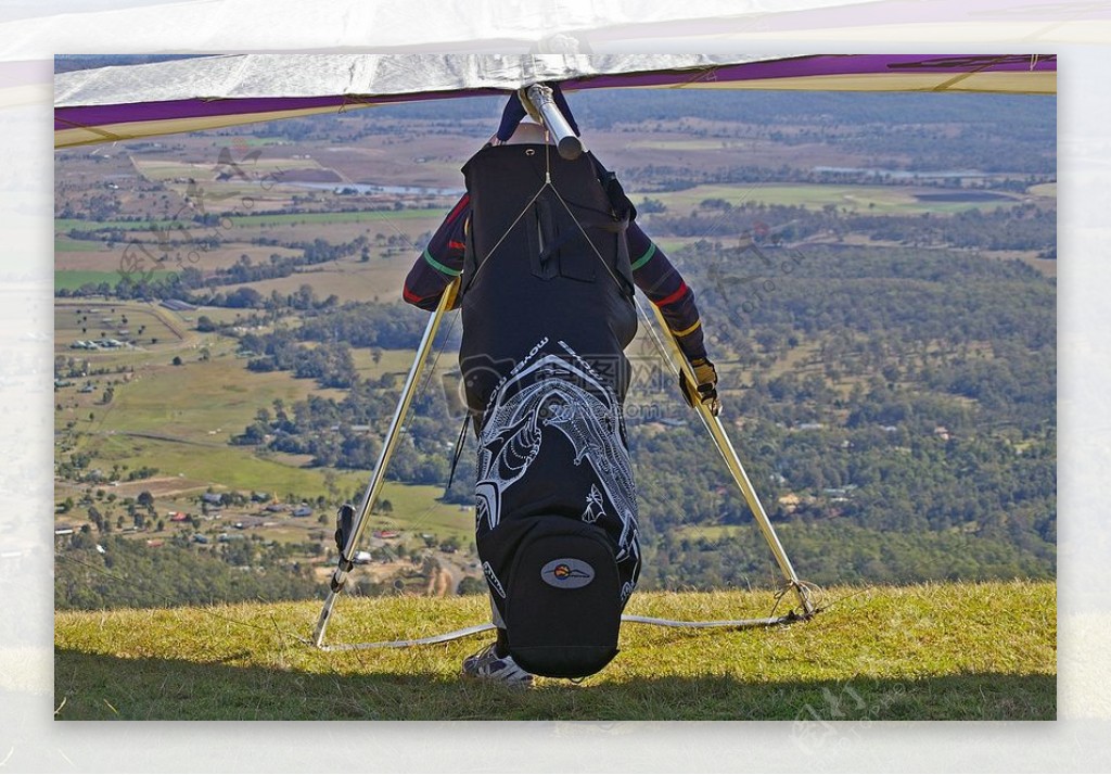阳光下的滑翔伞