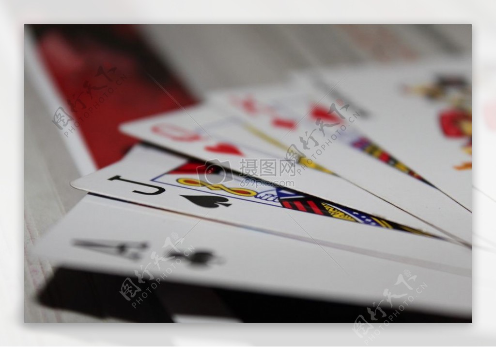 桌子上的扑克牌