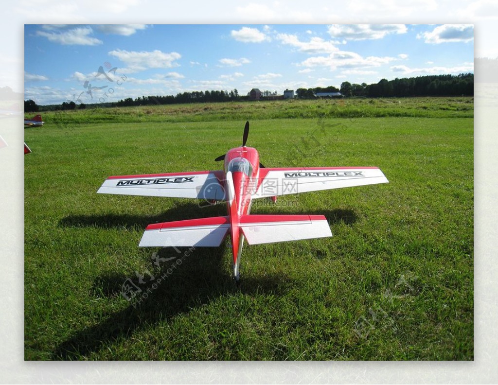 草地上的模型飞机