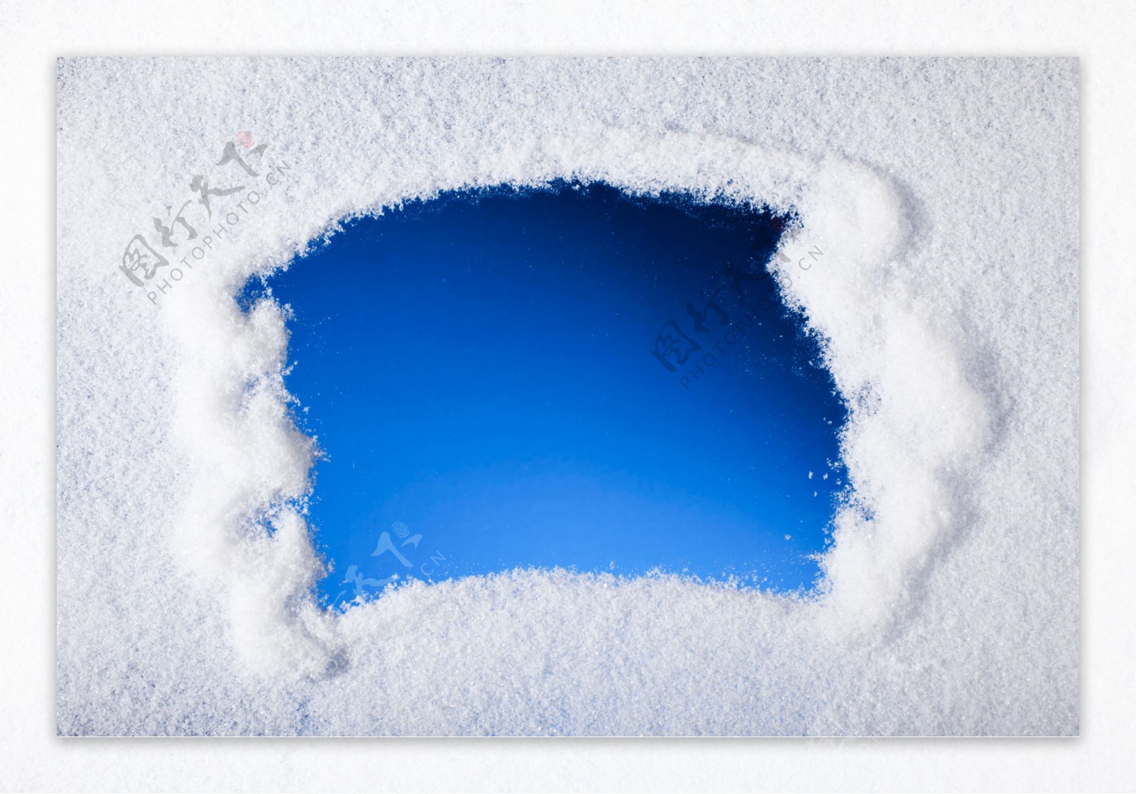 彩色图案与雪地背景