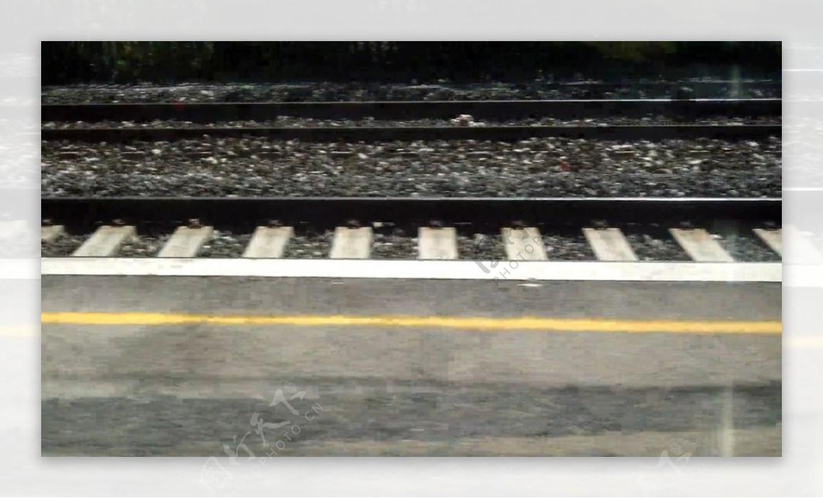 实拍窗外急速后退的火车道视频素材