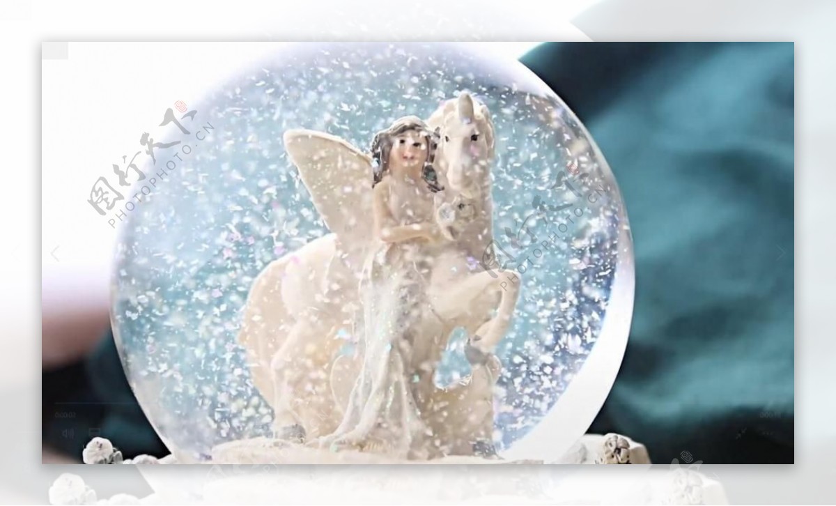 实拍水晶球里飞舞的雪花视频素材
