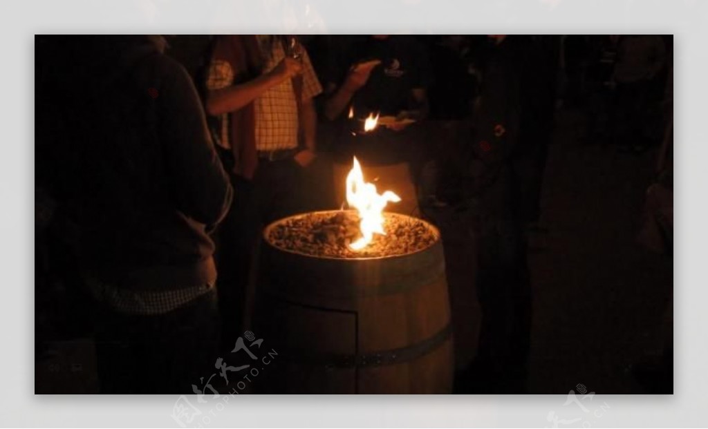 实拍火堆旁边取暖的人视频素材
