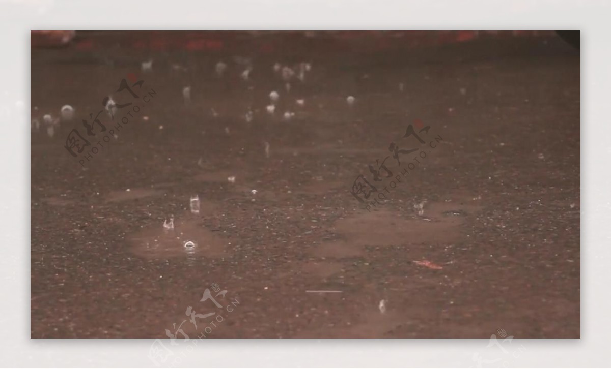 实拍倾盆大雨下的街道视频素材