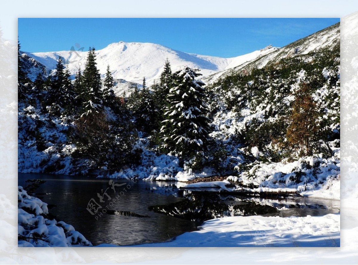 高山湖泊冬季雪景