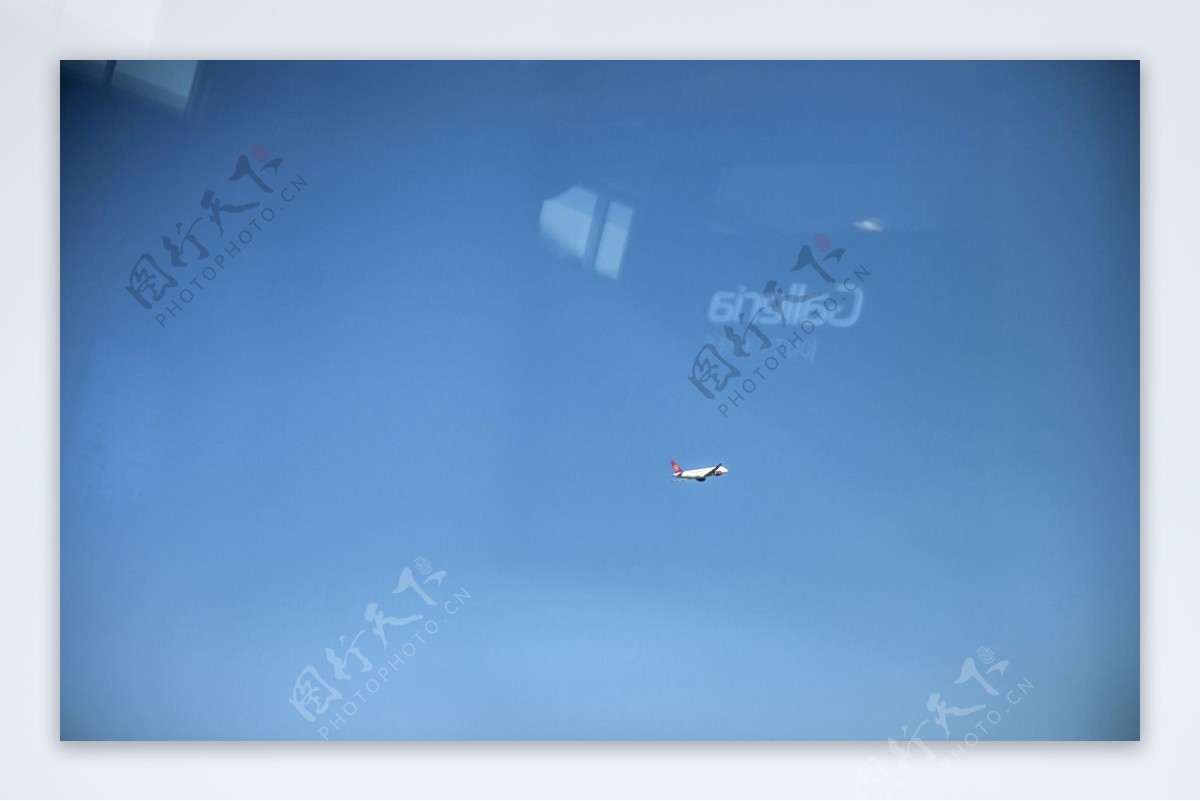 玻璃窗外飞翔的飞机