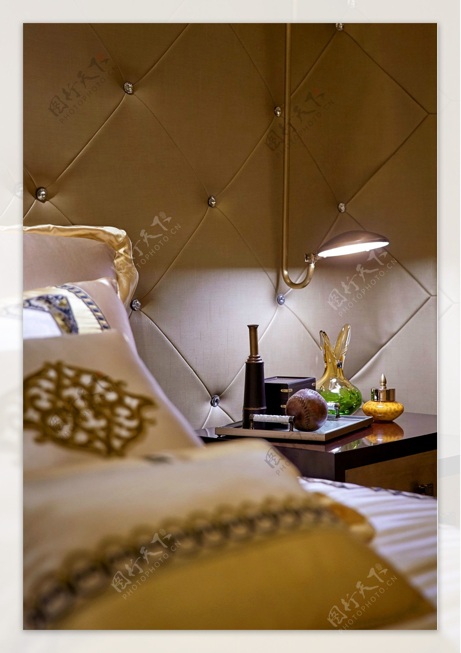 欧式奢华卧室皮质床头室内装修效果图