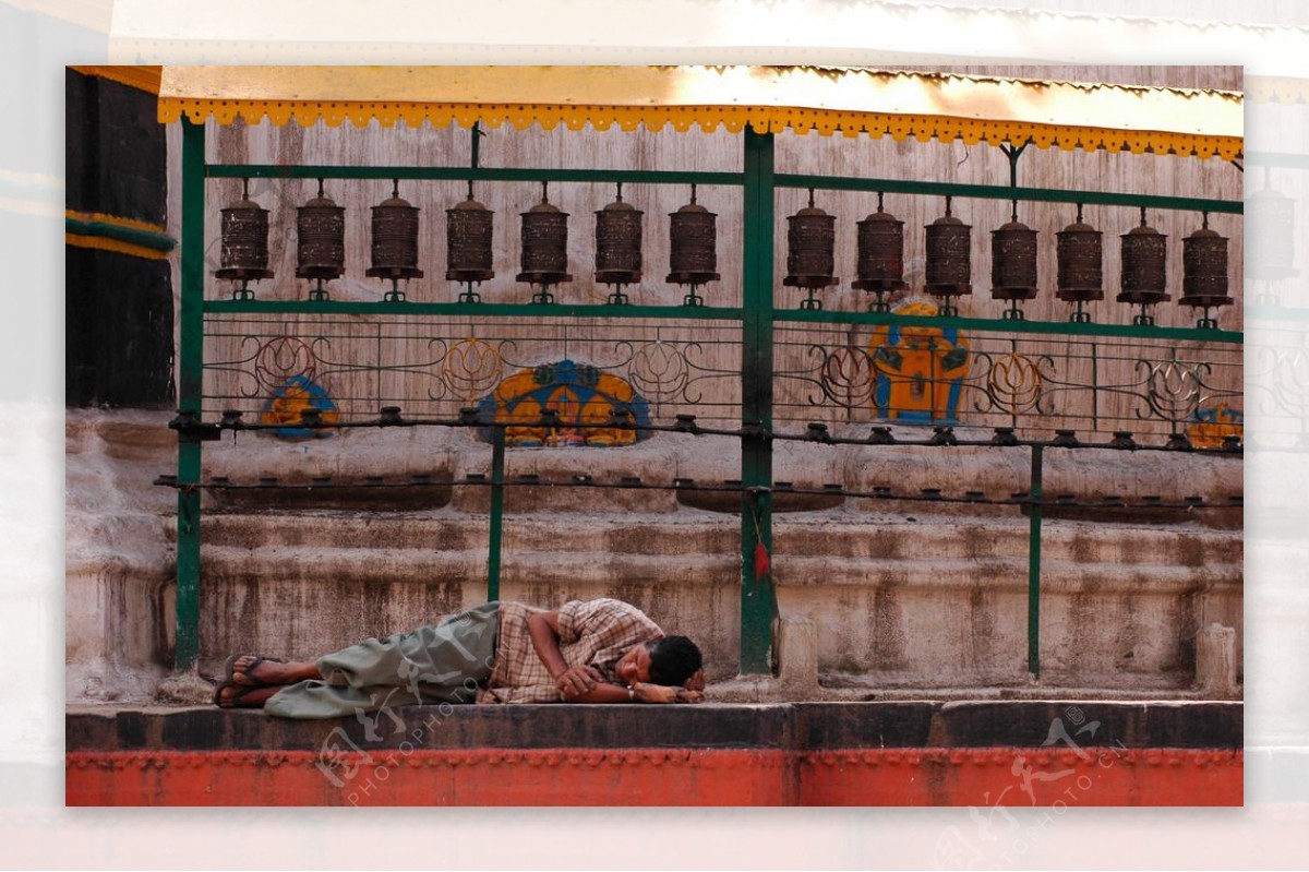 寺庙前熟睡的尼泊尔男