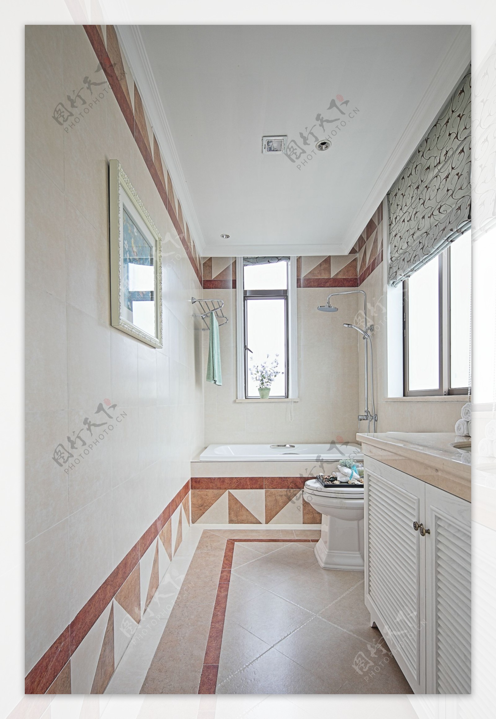 格子瓷砖卫生间室内装修效果图