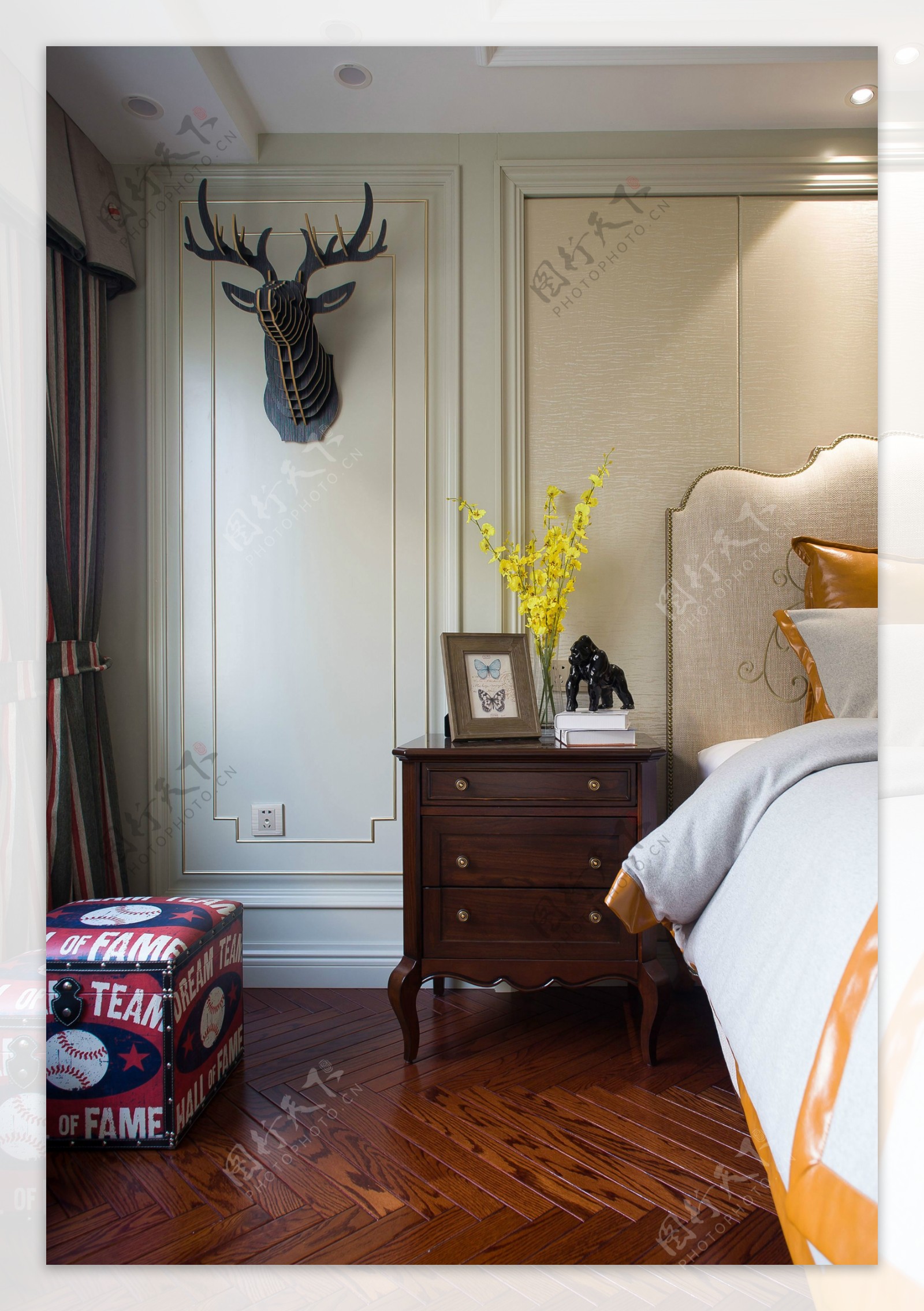 美式时尚卧室红木床头柜装修效果图