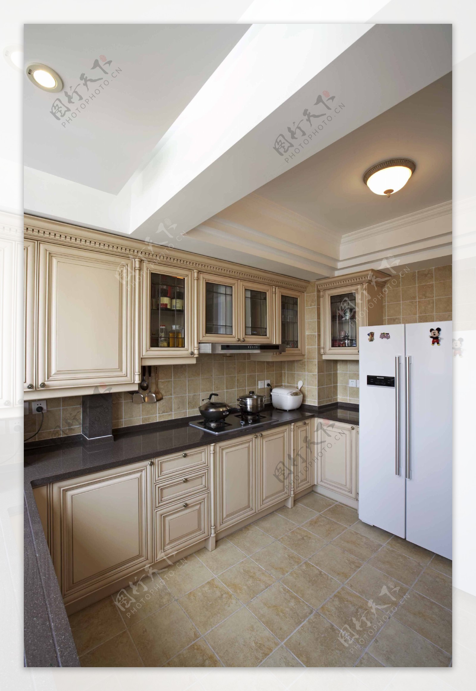 现代简约风室内设计厨房地板效果图