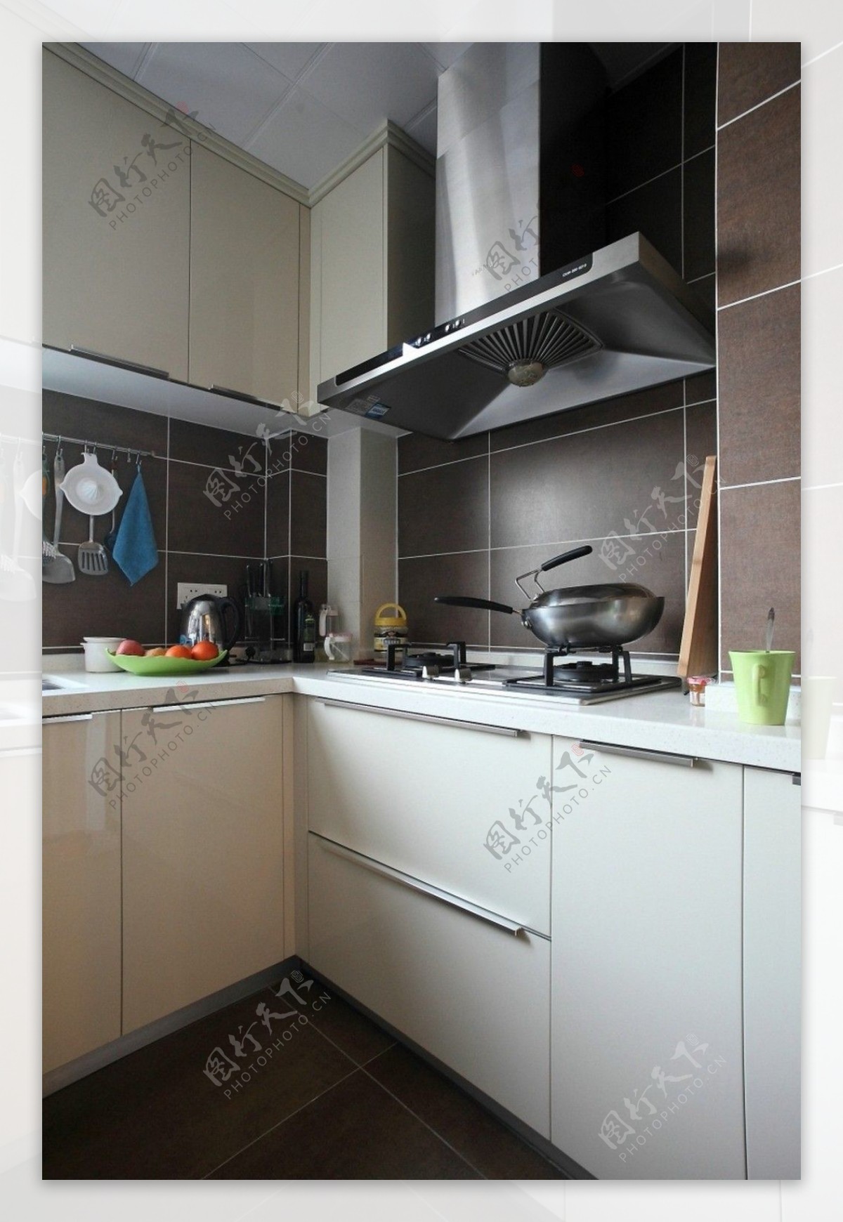 简约风室内设计厨房白色柜子灶台效果图