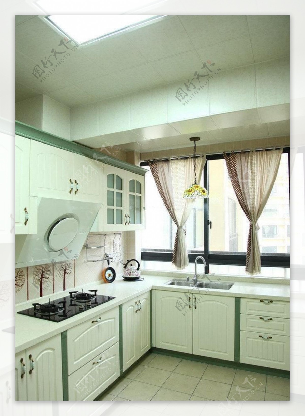 白色美式整体厨房橱柜装修效果图