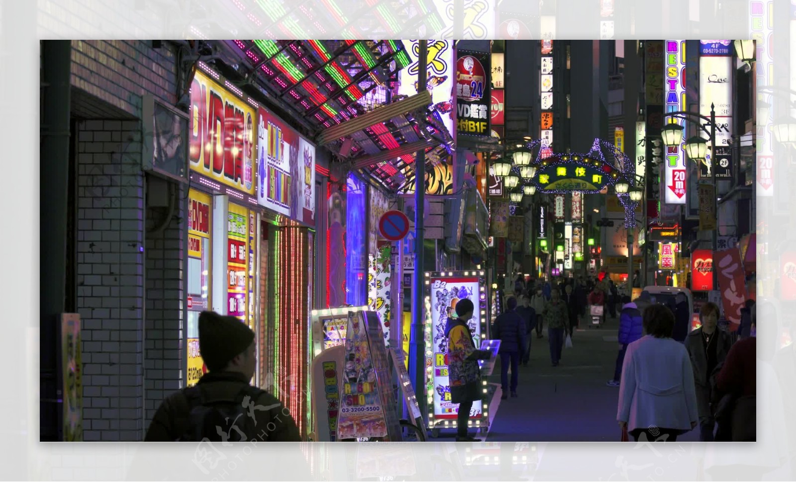 在日本街头的霓虹灯闪烁的夜晚