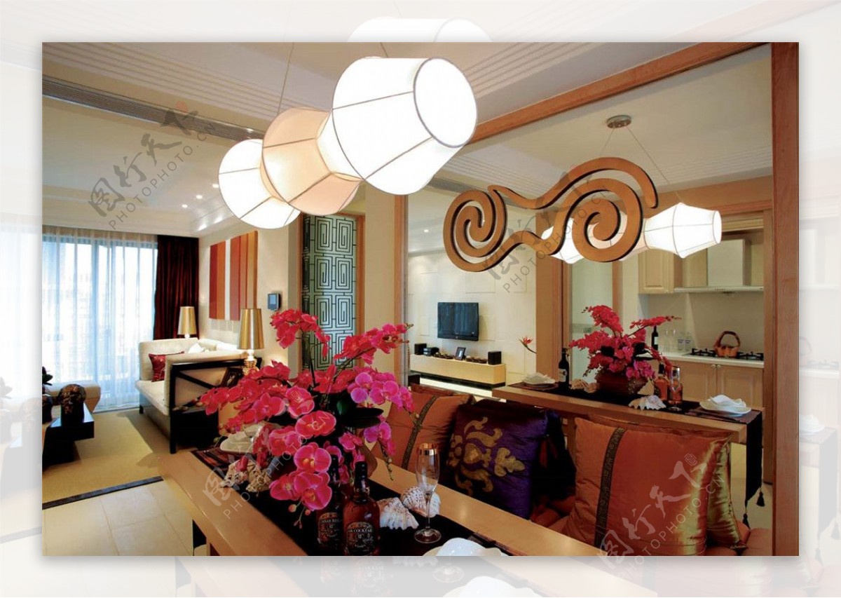 现代浪漫风情客厅玫红色花束室内装修效果图