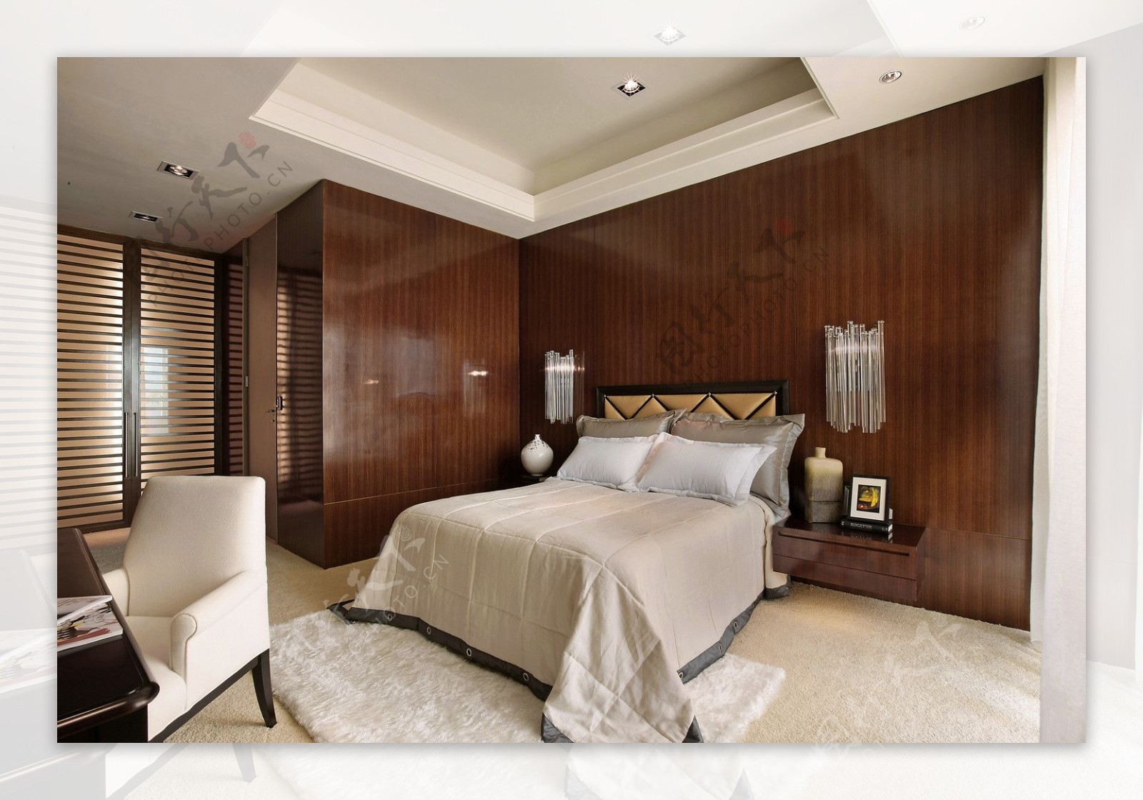 现代时尚简约卧室深色木制背景墙室内装修图