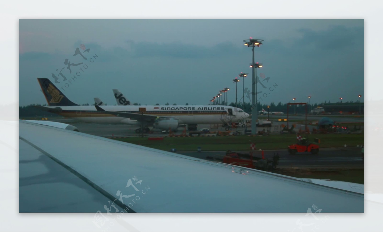 飞机滑行在樟宜国际机场