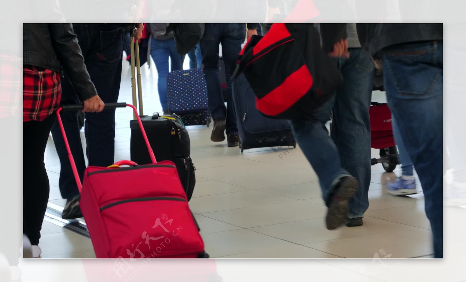游客带着行李穿过机场
