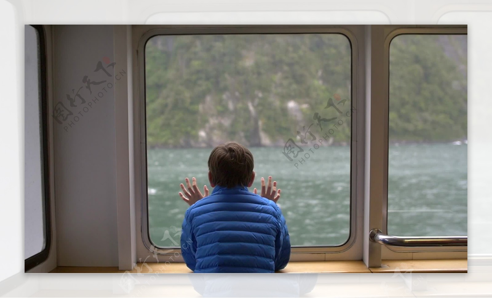 从船窗望出去的小男孩2
