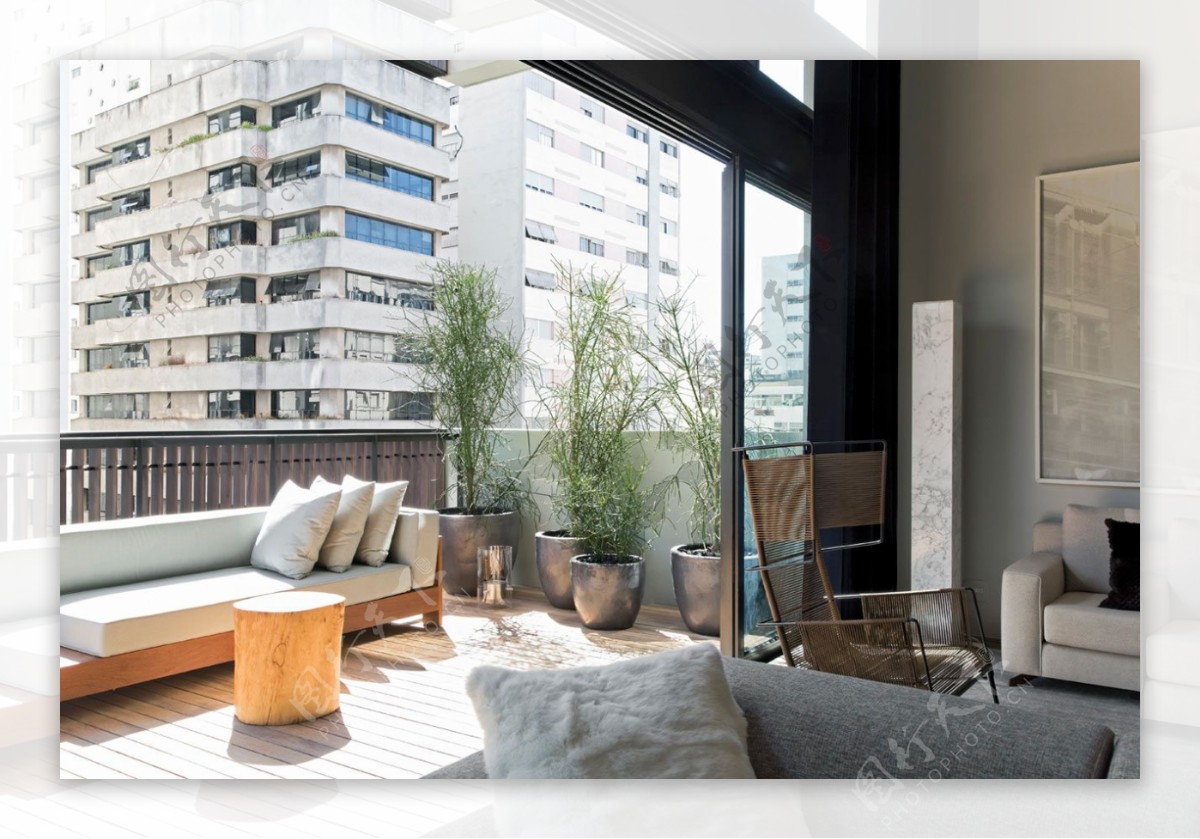 现代时尚客厅阳台纯色长沙发室内装修效果图