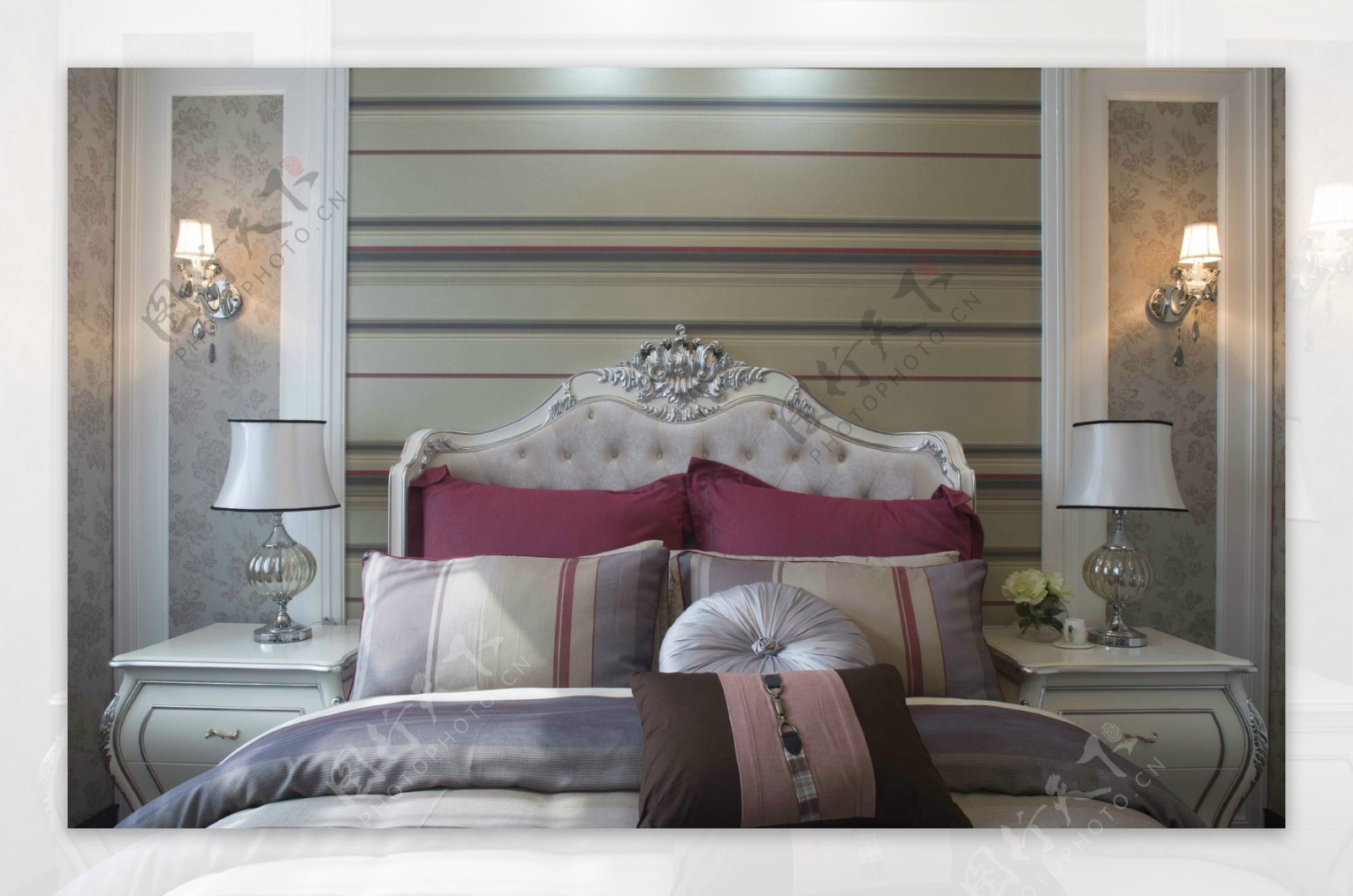 现代时尚卧室紫红色抱枕室内装修效果图