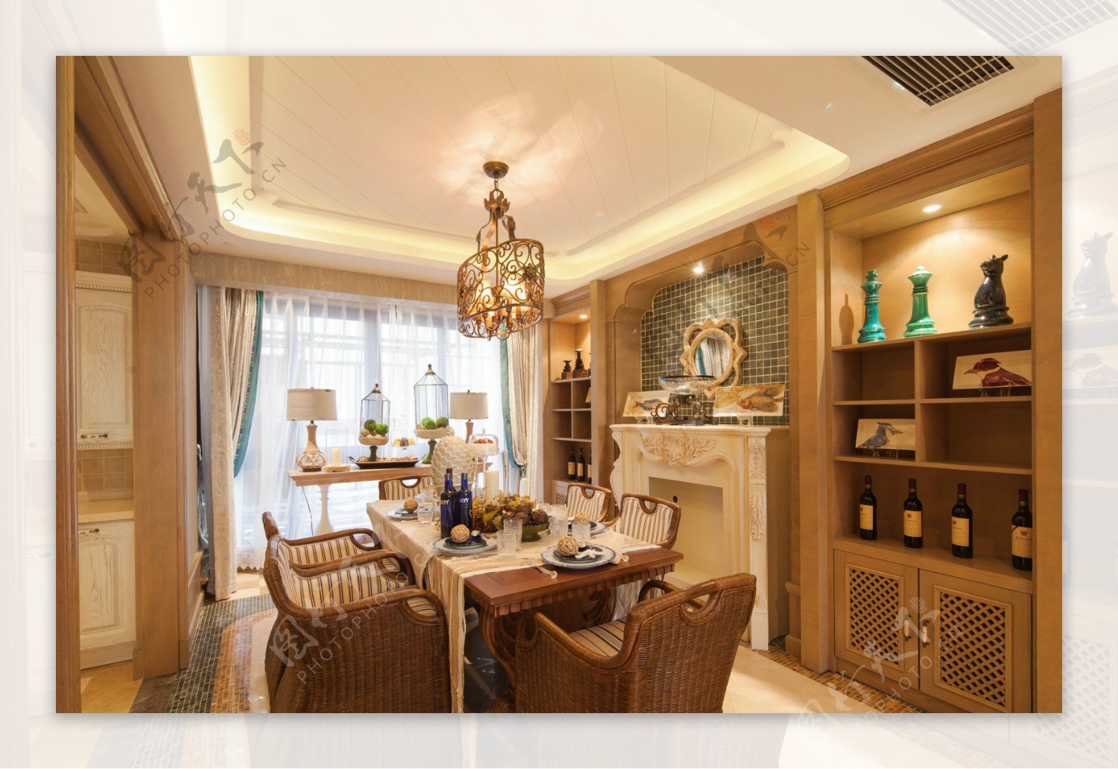 中式古朴客厅镂空木制柜子门室内装修效果图