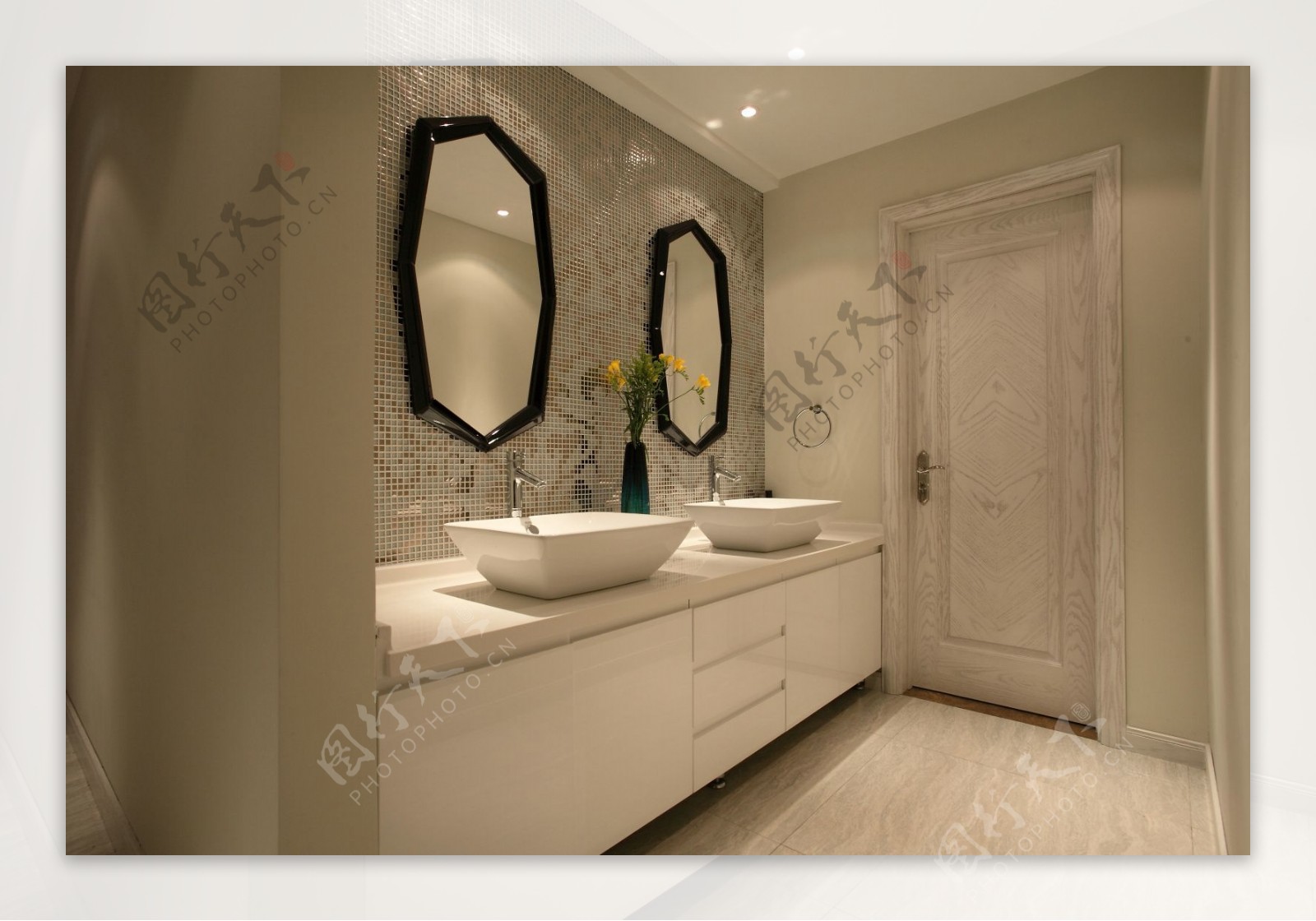 现代时尚浴室木制边框镜子室内装修效果图