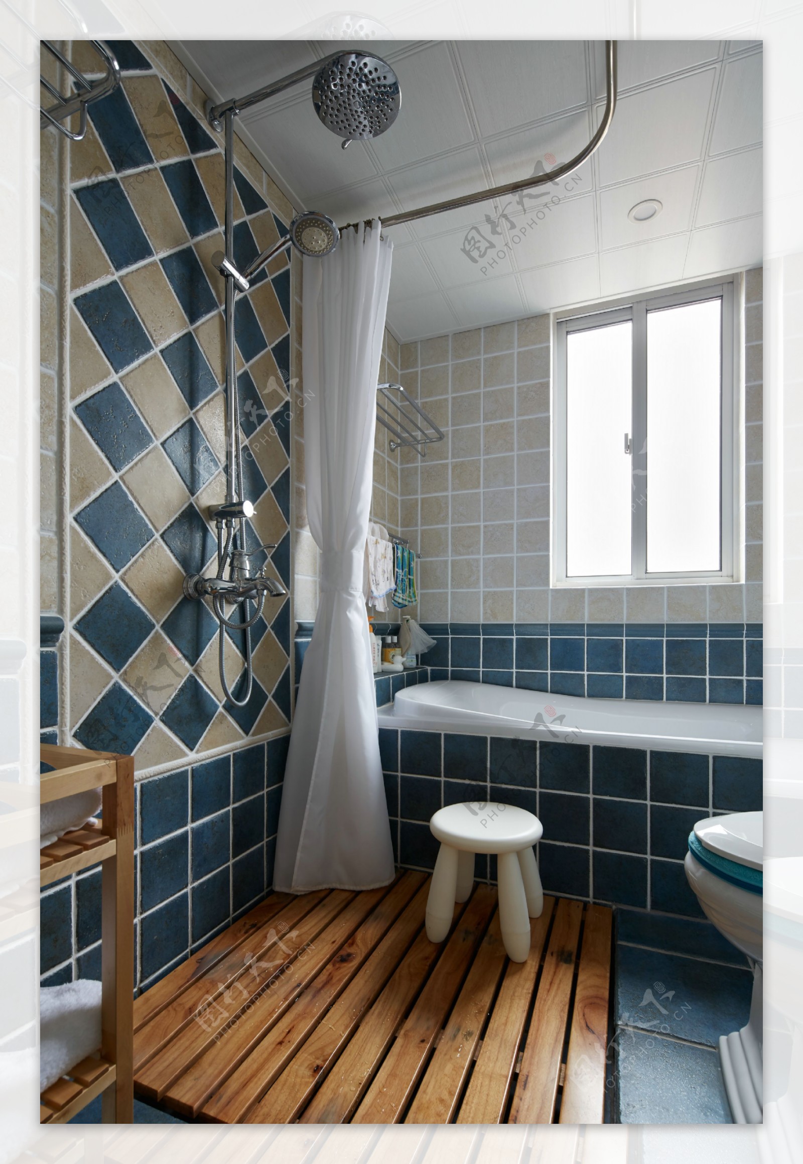 现代蓝褐色格子背景墙卫生间室内装修效果图