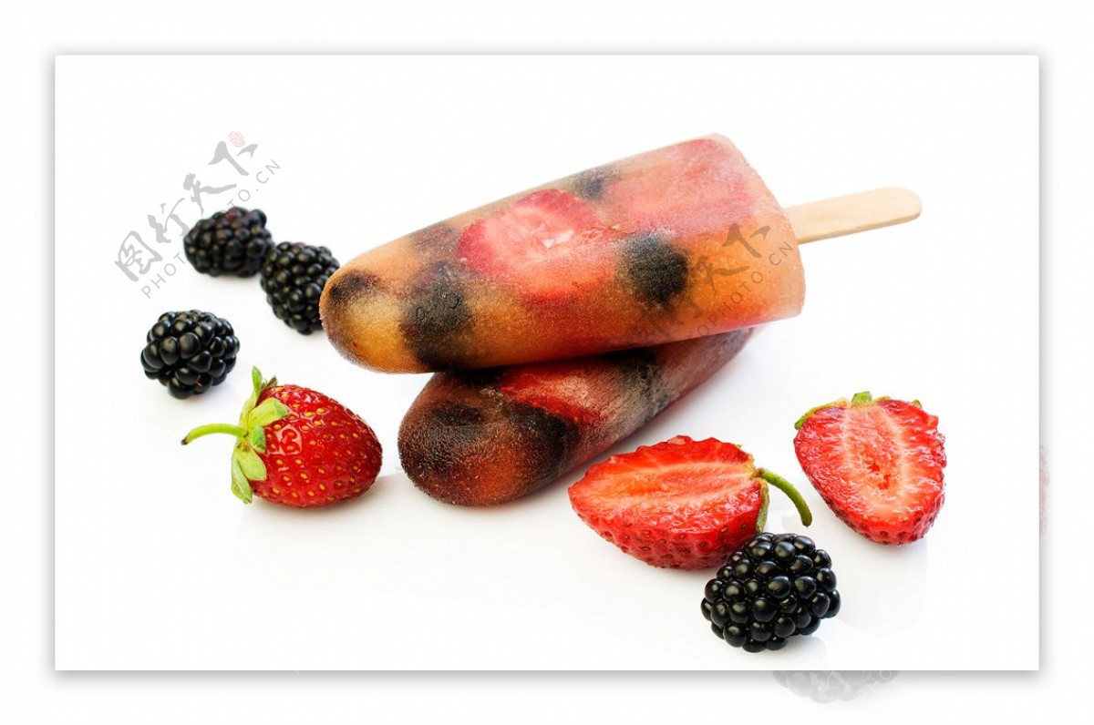 草莓黑莓糕点冰淇淋