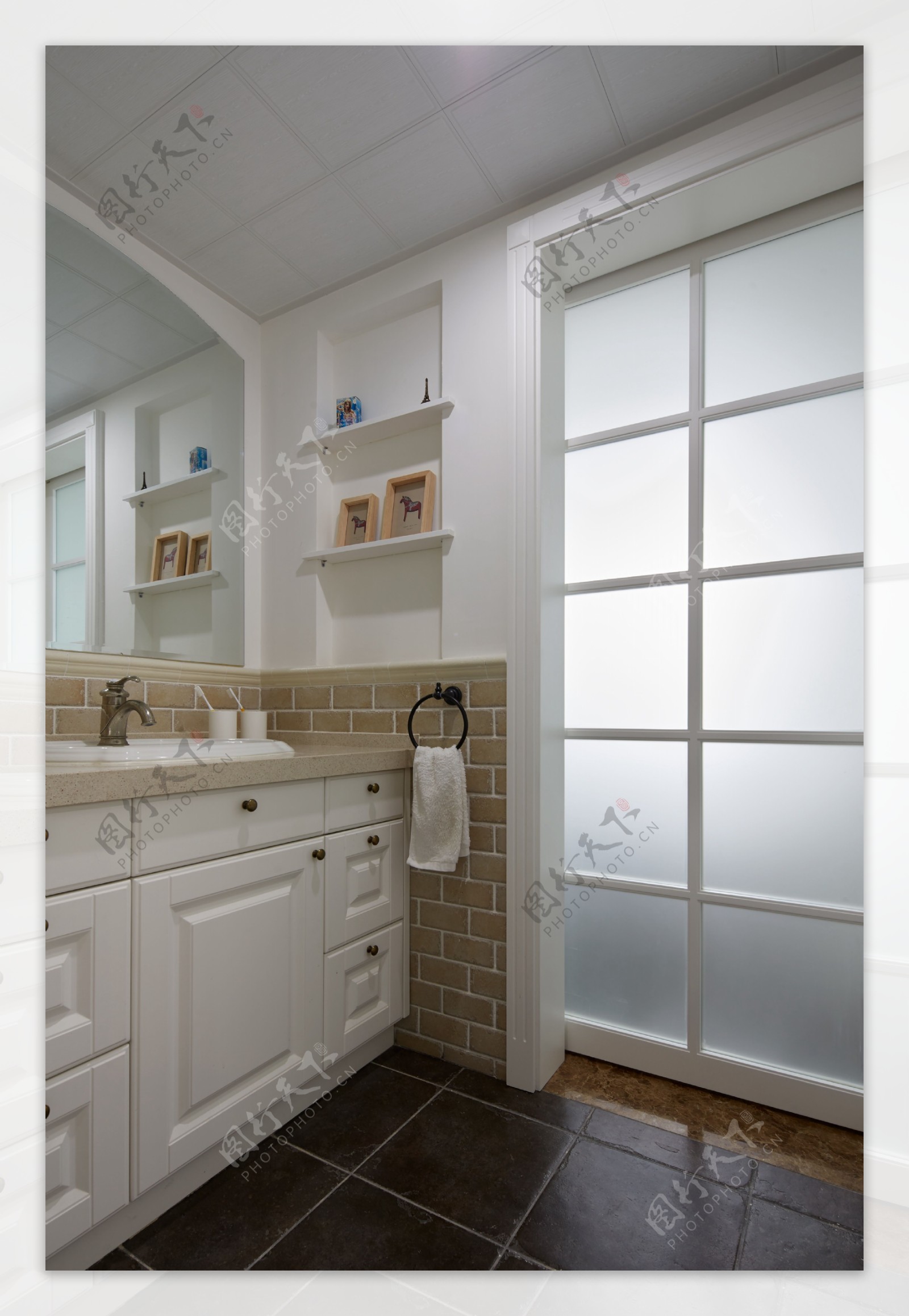 现代简约卫生间白色玻璃门室内装修效果图