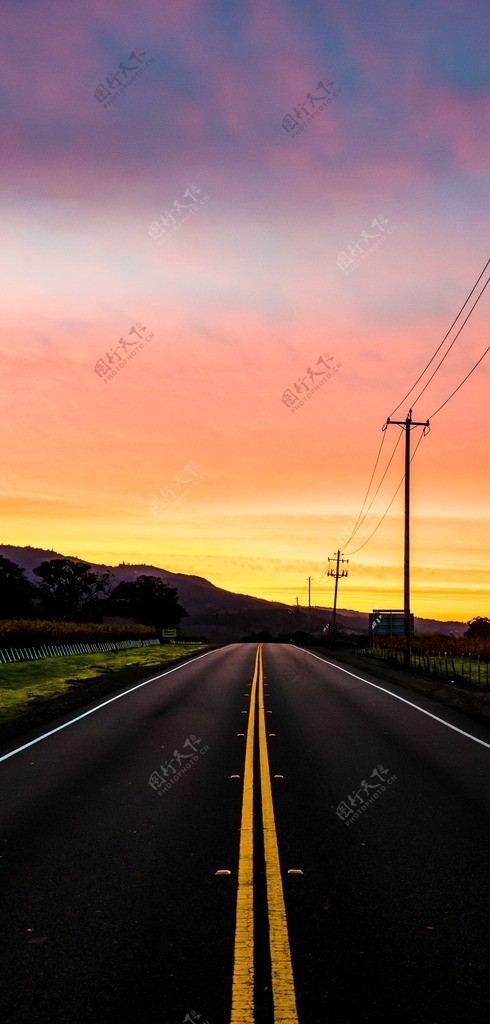 夕阳下的道路风光