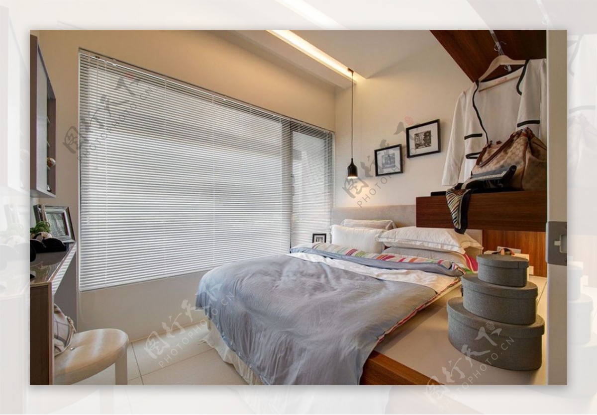 现代时尚浪漫卧室白色百叶窗室内装修效果图