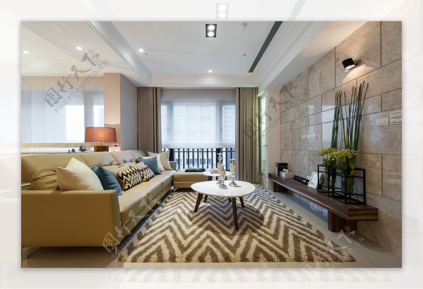 现代时尚客厅条纹地毯室内装修效果图